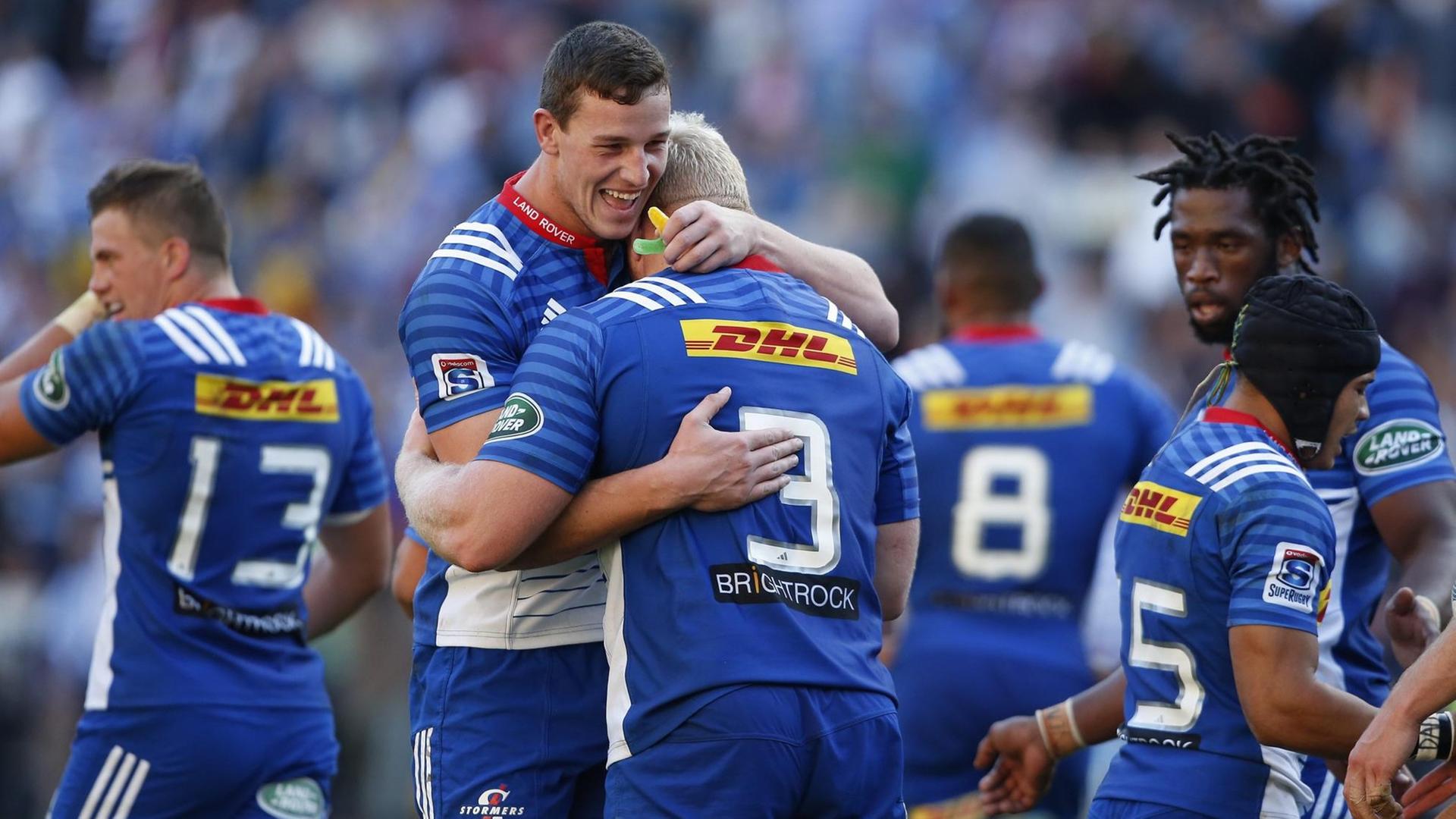Rugby-Spiel im südafrikanischen Cape Town zwischen den Stormers" und den "Reds". Rugby-Spiel im südafrikanischen Cape Town zwischen den Stormers" und den "Reds".