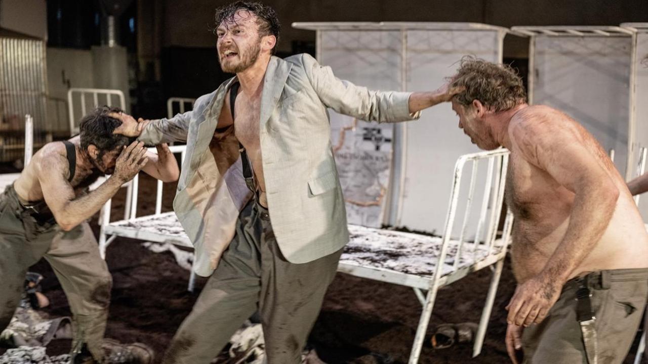 Die Schauspieler Seán MCDonagh, Nicolas Lehni und Benjamin Höppner in einer Szene aus Oliver Frljics Inszenierung am Schauspiel Köln. Die Schauspieler Seán MCDonagh, Nicolas Lehni und Benjamin Höppner in einer Szene aus Oliver Frljics Inszenierung am Schauspiel Köln.