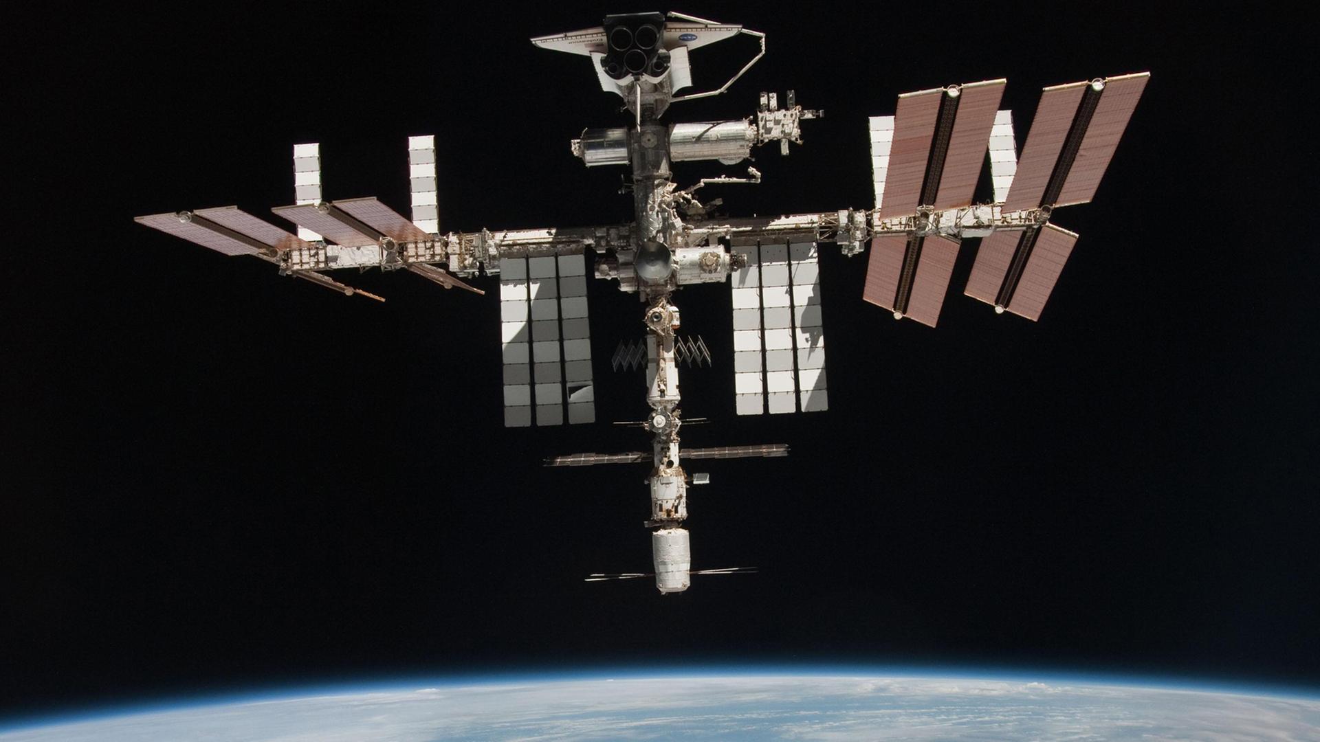 Ein Bild der Nasa zeigt die Raumstation ISS über der Erde.