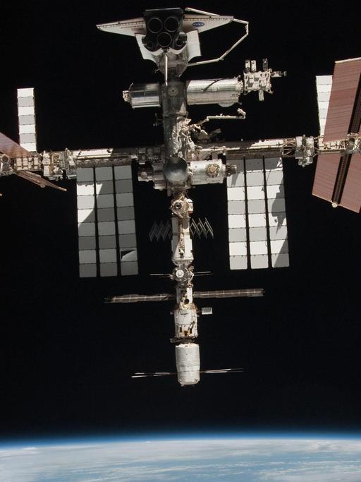 Ein Bild der Nasa zeigt die Raumstation ISS über der Erde.