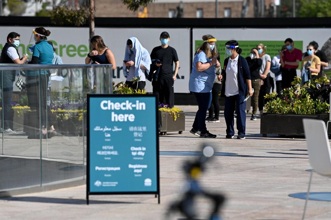 Ein Pop-Up-Impfzentrum im australischen Sydney. Die Mitarbeitenden tragen neben Masken auch Schutzvisiere. Ein Pop-Up-Impfzentrum im australischen Sydney. Die Mitarbeitenden tragen neben Masken auch Schutzvisiere.