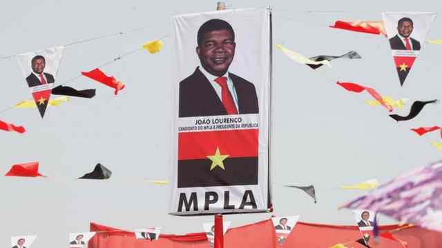 Ein Plakat zeigt den Kandidaten der MPLA in Angola, Joao Lourenco.