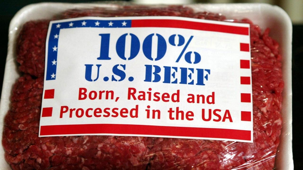 Eine Packung Rinderhackfleisch, die ein Label trägt, auf dem der Ursprung des Tieres vermerkt ist. Eine Packung Rinderhackfleisch, die ein Label trägt, auf dem der Ursprung des Tieres vermerkt ist.