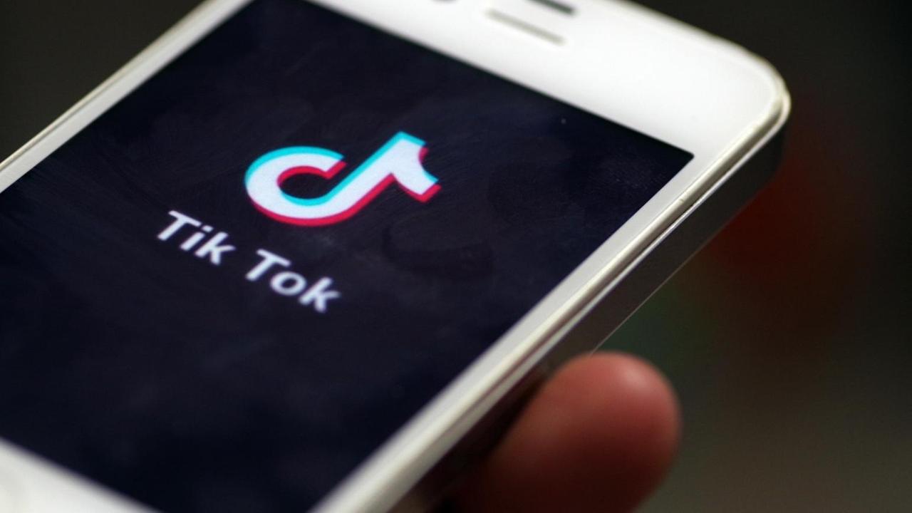 Auf einem Handy ist das Logo von Tiktok zu sehen. Auf einem Handy ist das Logo von Tiktok zu sehen.