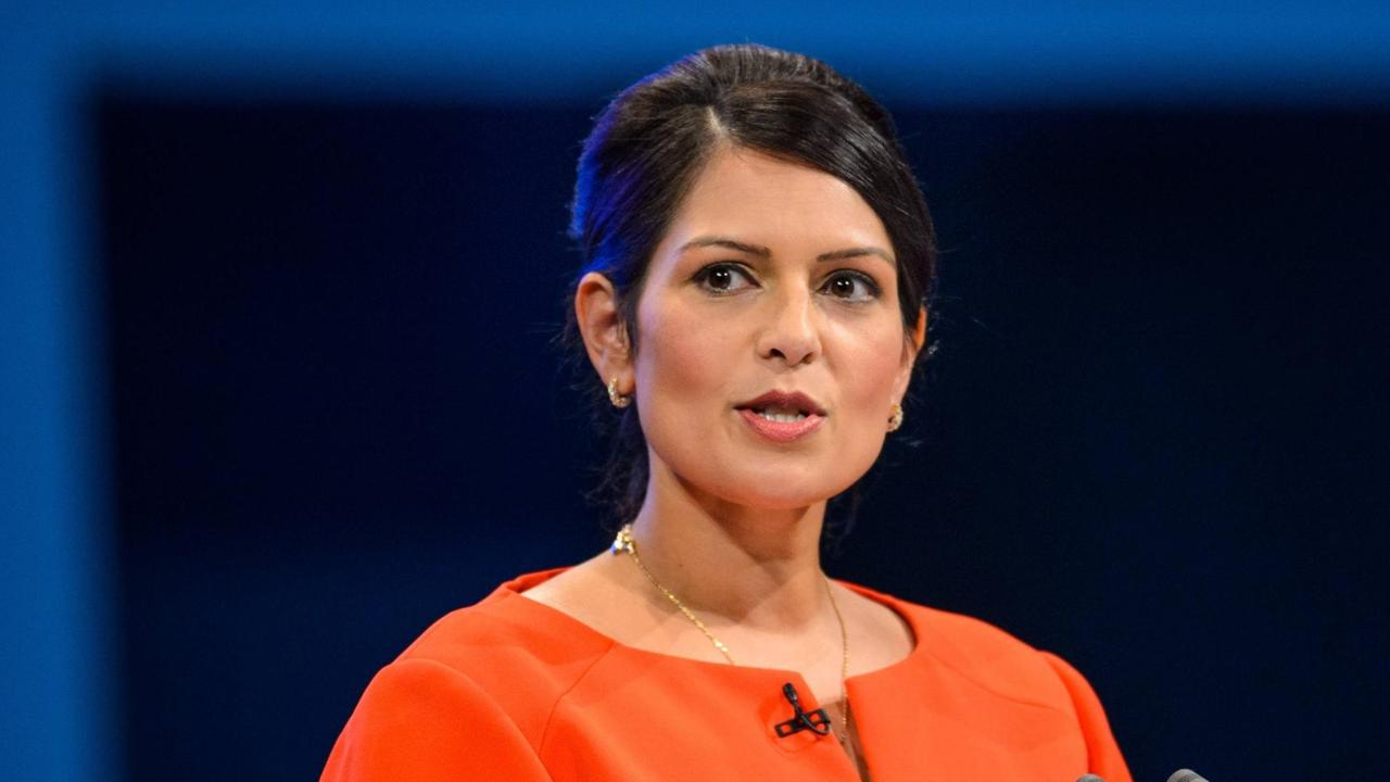 Priti Patel: Die indischstämmige Innenministerin will mit harter Hand gegen illegalen Flüchtlinge durchgreifen. Priti Patel: Die indischstämmige Innenministerin will mit harter Hand gegen illegalen Flüchtlinge durchgreifen.