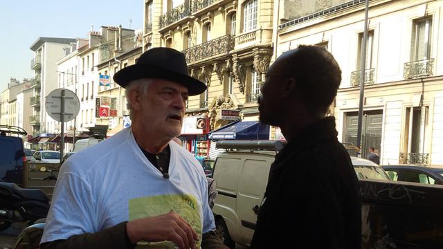 Rabbi Michel Serfaty im Gespräch auf den Straßen von Paris.