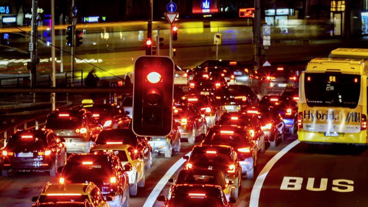 Rote Ampel im Feierabendverkehr. Stau in der Stuttgarter Innenstadt Rote Ampel im Feierabendverkehr. Stau in der Stuttgarter Innenstadt