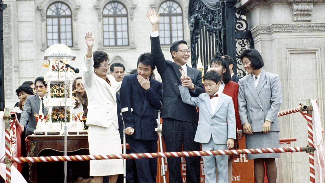 July 28, 1990 - Lima, LIMA, PERU - 28 DE JULIO DE 1990. ALBERTO FUJIMORI with family (L-R) SUSANA HIGUSHI, HIRO, KENJI, SACHI , KEIKO..FOTO: EL COMERCIO Lima Peru PUBLICATIONxINxGERxSUIxAUTxONLY - ZUMAp94_ July 28, 1990 - Lima, LIMA, PERU - 28 DE JULIO DE 1990. ALBERTO FUJIMORI with family (L-R) SUSANA HIGUSHI, HIRO, KENJI, SACHI , KEIKO..FOTO: EL COMERCIO Lima Peru PUBLICATIONxINxGERxSUIxAUTxONLY - ZUMAp94_