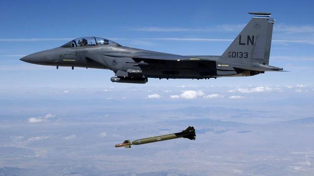 Ein Kampfjet "F-15 Strike Eagle" schießt eine GBU-28 "Bunker-Buster" Rakete ab