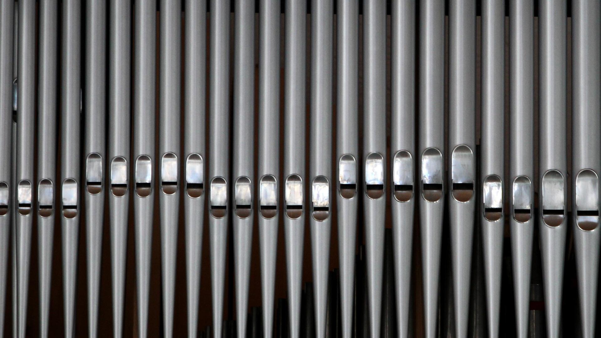 Die Orgelpfeifen einer Kirchenorgel aufgenommen am 30.11.2012 in einer Kirche in Stadtbergen (Bayern). Die Orgelpfeifen einer Kirchenorgel aufgenommen am 30.11.2012 in einer Kirche in Stadtbergen (Bayern).