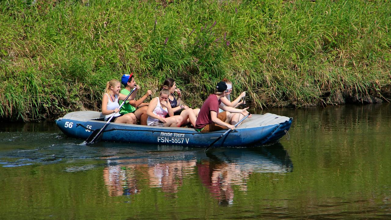 Auch Bootstouren auf der Neiße durch den Fürst-Pückler-Park in Bad Muskau sind möglich. Auch Bootstouren auf der Neiße durch den Fürst-Pückler-Park in Bad Muskau sind möglich.