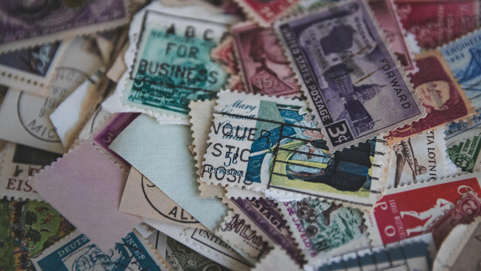 Ein Haufen loser abgestempelter Briefmarken
