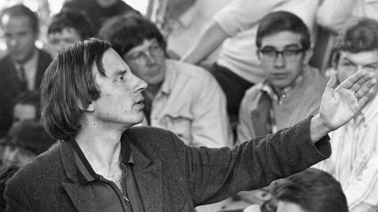 Hans-Jürgen Krahl spricht am 13. September 1968 auf einer Delegiertenkonferenz des Sozialistischen Deutschen Studentenbundes (SDS) in Frankfurt am Main. Hans-Jürgen Krahl spricht am 13. September 1968 auf einer Delegiertenkonferenz des Sozialistischen Deutschen Studentenbundes (SDS) in Frankfurt am Main.