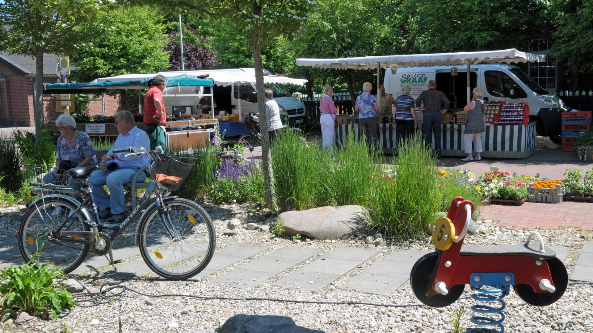 Der Bauernmarkt auf dem Marktplatz in Hamminkeln-Loikum Der Bauernmarkt auf dem Marktplatz in Hamminkeln-Loikum