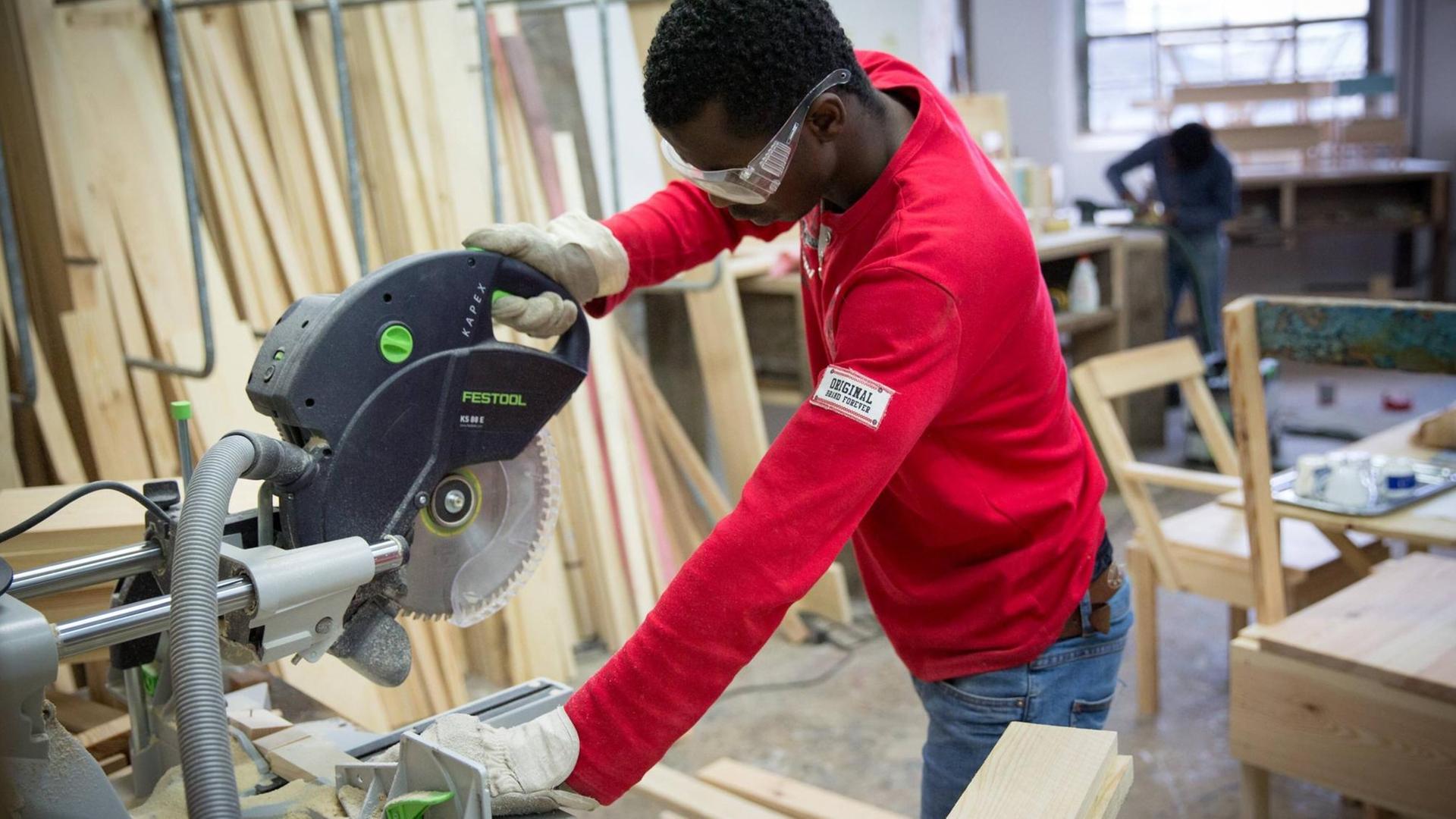 Bei Cucula in Berlin bauen Flüchtlinge Designklassiker von Enzo Mari nach Bei Cucula in Berlin bauen Flüchtlinge Designklassiker von Enzo Mari nach