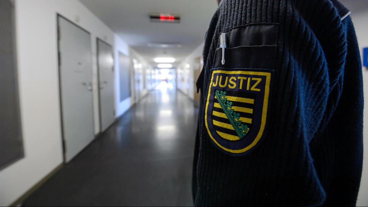 Ein Justizbeamter der Justizvollzugsanstalt Dresden Ein Justizbeamter der Justizvollzugsanstalt Dresden
