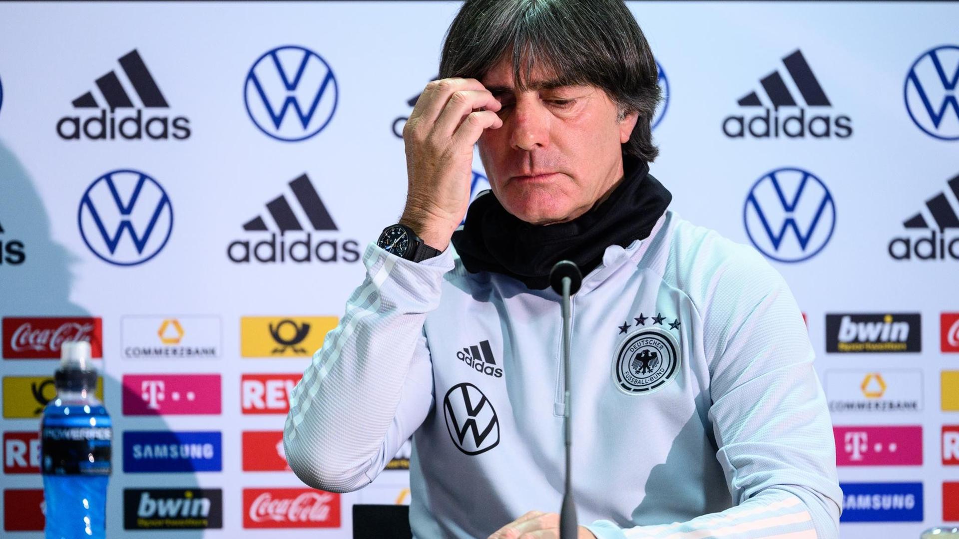 Joachim Löw bei einer Presse-Konferenz Joachim Löw bei einer Presse-Konferenz