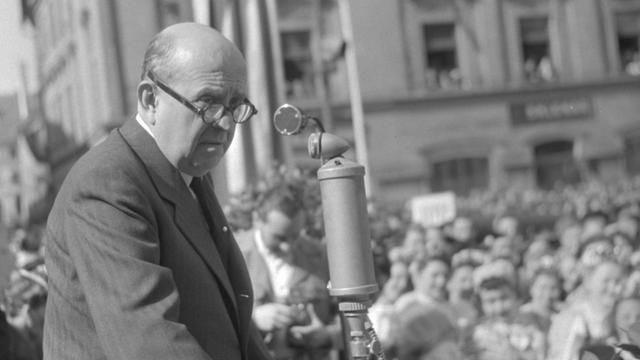 Jan Masaryk, damals tschechoslowakischer Außenminister, hält am 21.04.1947 in der Stadt Cheb eine Ansprache anlässlich der Enthüllung eines Mahnmals für gefallene amerikanische Soldaten