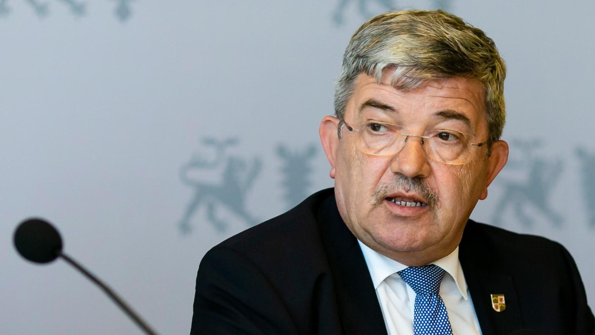 14.06.2019, Schleswig-Holstein, Kiel: Lorenz Caffier (CDU), Innenminister von Mecklenburg-Vorpommern, spricht während einer Pressekonferenz. Die Innenminister von Bund und Ländern haben ihre Frühjahrskonferenz am letzten Tag mit Beschlüssen zur Bekämpfung von Clan-Kriminalität und zur Förderung von Einbruchschutz beendet. Foto: Frank Molter/dpa | Verwendung weltweit 14.06.2019, Schleswig-Holstein, Kiel: Lorenz Caffier (CDU), Innenminister von Mecklenburg-Vorpommern, spricht während einer Pressekonferenz. Die Innenminister von Bund und Ländern haben ihre Frühjahrskonferenz am letzten Tag mit Beschlüssen zur Bekämpfung von Clan-Kriminalität und zur Förderung von Einbruchschutz beendet. Foto: Frank Molter/dpa | Verwendung weltweit