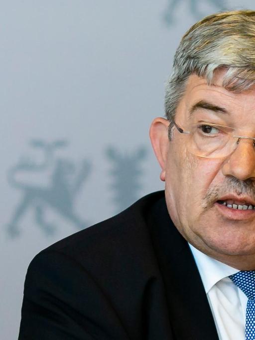 14.06.2019, Schleswig-Holstein, Kiel: Lorenz Caffier (CDU), Innenminister von Mecklenburg-Vorpommern, spricht während einer Pressekonferenz. Die Innenminister von Bund und Ländern haben ihre Frühjahrskonferenz am letzten Tag mit Beschlüssen zur Bekämpfung von Clan-Kriminalität und zur Förderung von Einbruchschutz beendet. Foto: Frank Molter/dpa | Verwendung weltweit