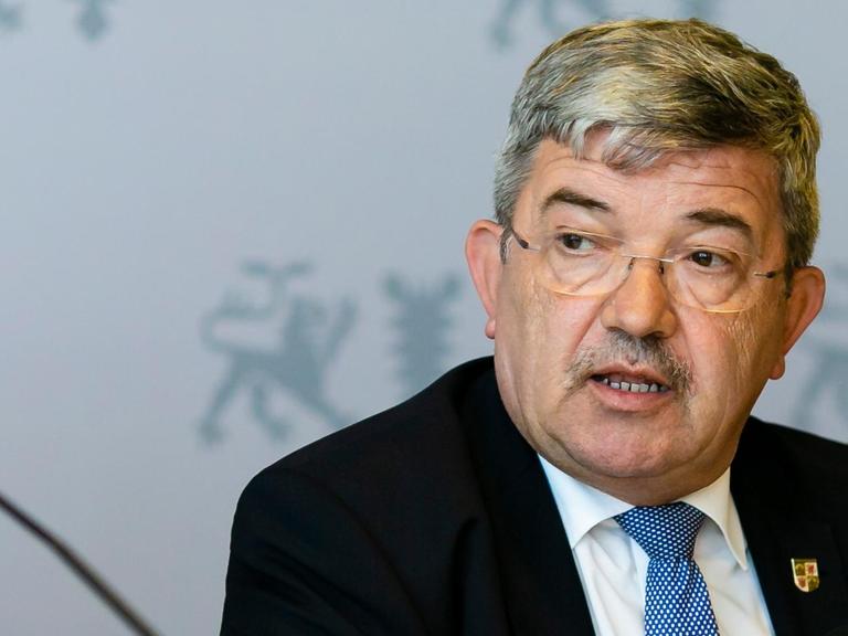 14.06.2019, Schleswig-Holstein, Kiel: Lorenz Caffier (CDU), Innenminister von Mecklenburg-Vorpommern, spricht während einer Pressekonferenz. Die Innenminister von Bund und Ländern haben ihre Frühjahrskonferenz am letzten Tag mit Beschlüssen zur Bekämpfung von Clan-Kriminalität und zur Förderung von Einbruchschutz beendet. Foto: Frank Molter/dpa | Verwendung weltweit