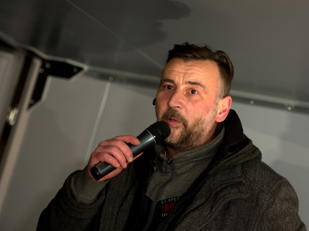 Der Versammlungsleiter Lutz Bachmann spricht auf der Kundgebung der Pegida in Dresden (Sachsen) zu den Anhängern. Der Versammlungsleiter Lutz Bachmann spricht auf der Kundgebung der Pegida in Dresden (Sachsen) zu den Anhängern.