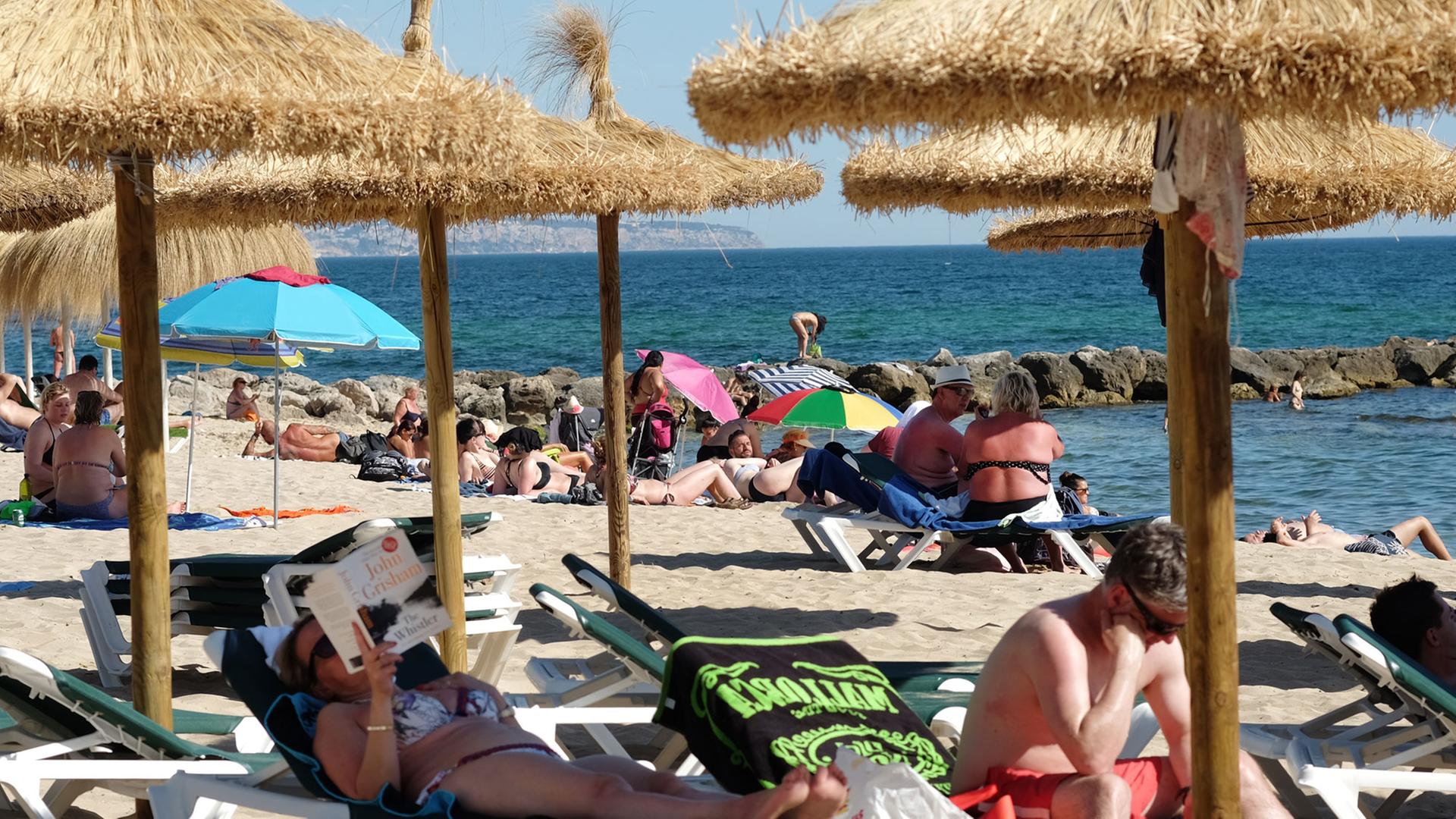 Zahlreiche Strandbesucher und Urlauber sind am 13.06.2017 in Palma de Mallorca (Spanien) am Strand Strand von Es Portixol zu sehen. Die spanische Insel erwartet in diesem Jahr einen gewaltigen Touristenansturm.