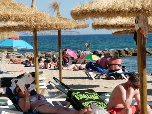 Zahlreiche Strandbesucher und Urlauber sind am 13.06.2017 in Palma de Mallorca (Spanien) am Strand Strand von Es Portixol zu sehen. Die spanische Insel erwartet in diesem Jahr einen gewaltigen Touristenansturm.