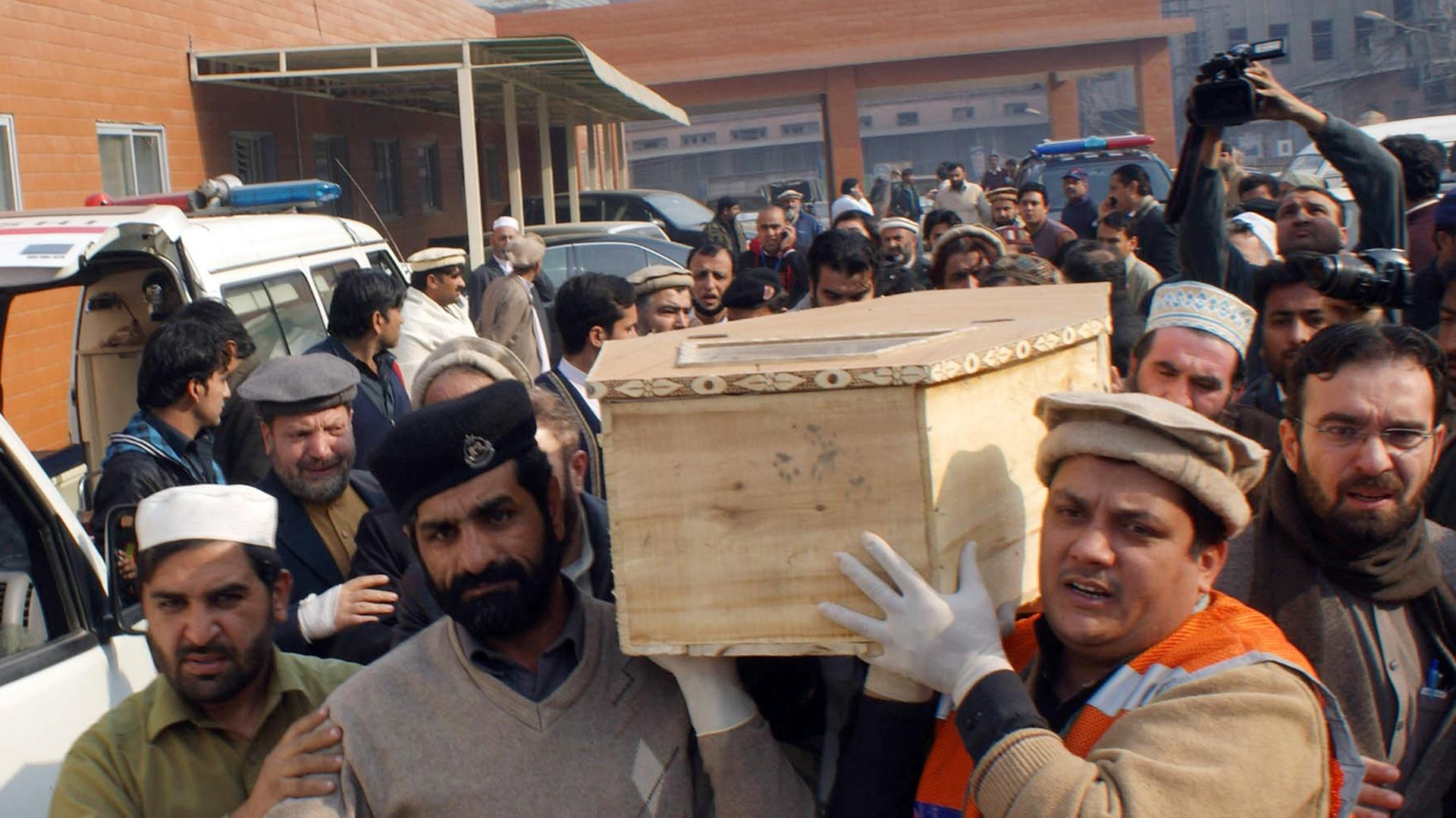 Freiwillige tragen einen Sarg nach dem Taliban-Angriff auf eine Schule in Pakistan. Freiwillige tragen einen Sarg nach dem Taliban-Angriff auf eine Schule in Pakistan.