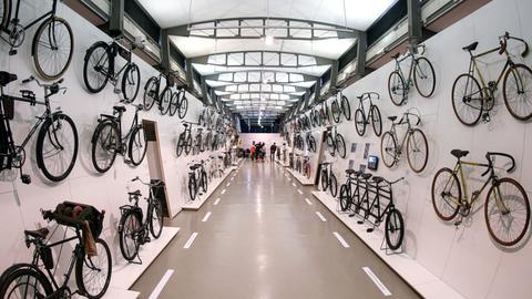 Fahrräder aus diversen historischen Epochen hängen in Hamburg im Museum für Arbeit an den Ausstellungswänden. Das Museum zeigt die Ausstellung "Das Fahrrad - Kultur, Technik, Mobilität".