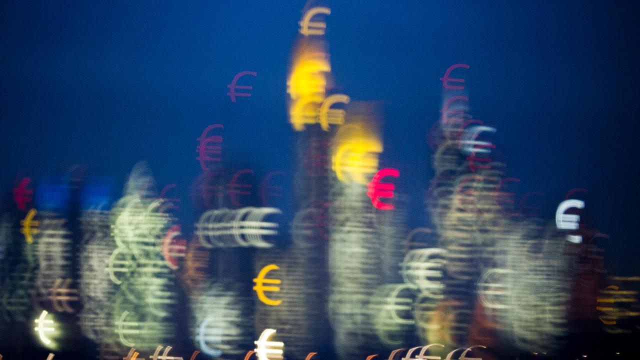 Die Bankentürme von Frankfurt am Main (Hessen) scheinen kurz nach Sonnenuntergang aus vielen kleinen Eurozeichen zu bestehen, aufgenommen am 31.01.2014. Der Effekt entsteht durch eine Schablone in Form eines Eurosymbols vor dem Objektiv. Die Bankentürme von Frankfurt am Main (Hessen) scheinen kurz nach Sonnenuntergang aus vielen kleinen Eurozeichen zu bestehen, aufgenommen am 31.01.2014. Der Effekt entsteht durch eine Schablone in Form eines Eurosymbols vor dem Objektiv.
