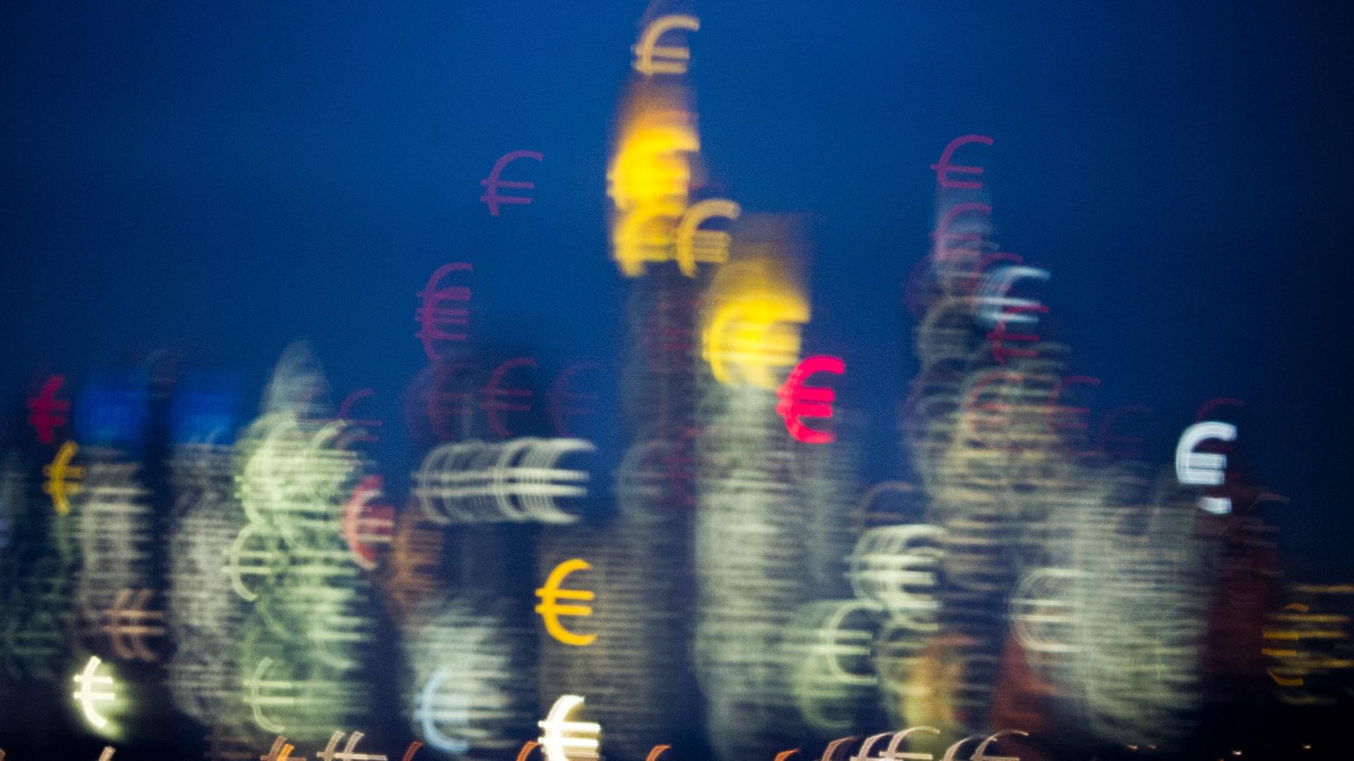 Die Bankentürme von Frankfurt am Main (Hessen) scheinen kurz nach Sonnenuntergang aus vielen kleinen Eurozeichen zu bestehen, aufgenommen am 31.01.2014. Der Effekt entsteht durch eine Schablone in Form eines Eurosymbols vor dem Objektiv. Die Bankentürme von Frankfurt am Main (Hessen) scheinen kurz nach Sonnenuntergang aus vielen kleinen Eurozeichen zu bestehen, aufgenommen am 31.01.2014. Der Effekt entsteht durch eine Schablone in Form eines Eurosymbols vor dem Objektiv.