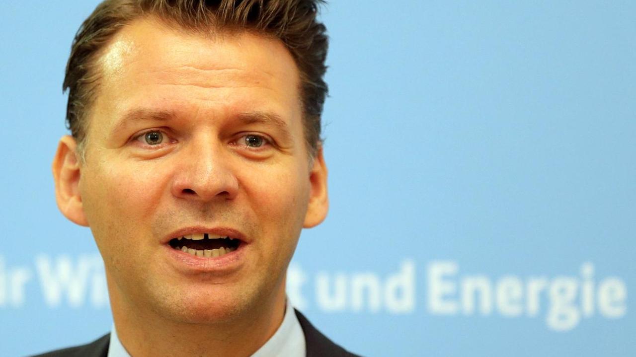 gibt am 19.09.2014 im Bundeswirtschaftsministerium in Berlin ein Statement ab. Zuvor hatte Kollmann zusammen mit dem Bundeswirtschaftsminister an der Beiratssitzung Junge Digitale Wirtschaft teilgenommen. gibt am 19.09.2014 im Bundeswirtschaftsministerium in Berlin ein Statement ab. Zuvor hatte Kollmann zusammen mit dem Bundeswirtschaftsminister an der Beiratssitzung Junge Digitale Wirtschaft teilgenommen.