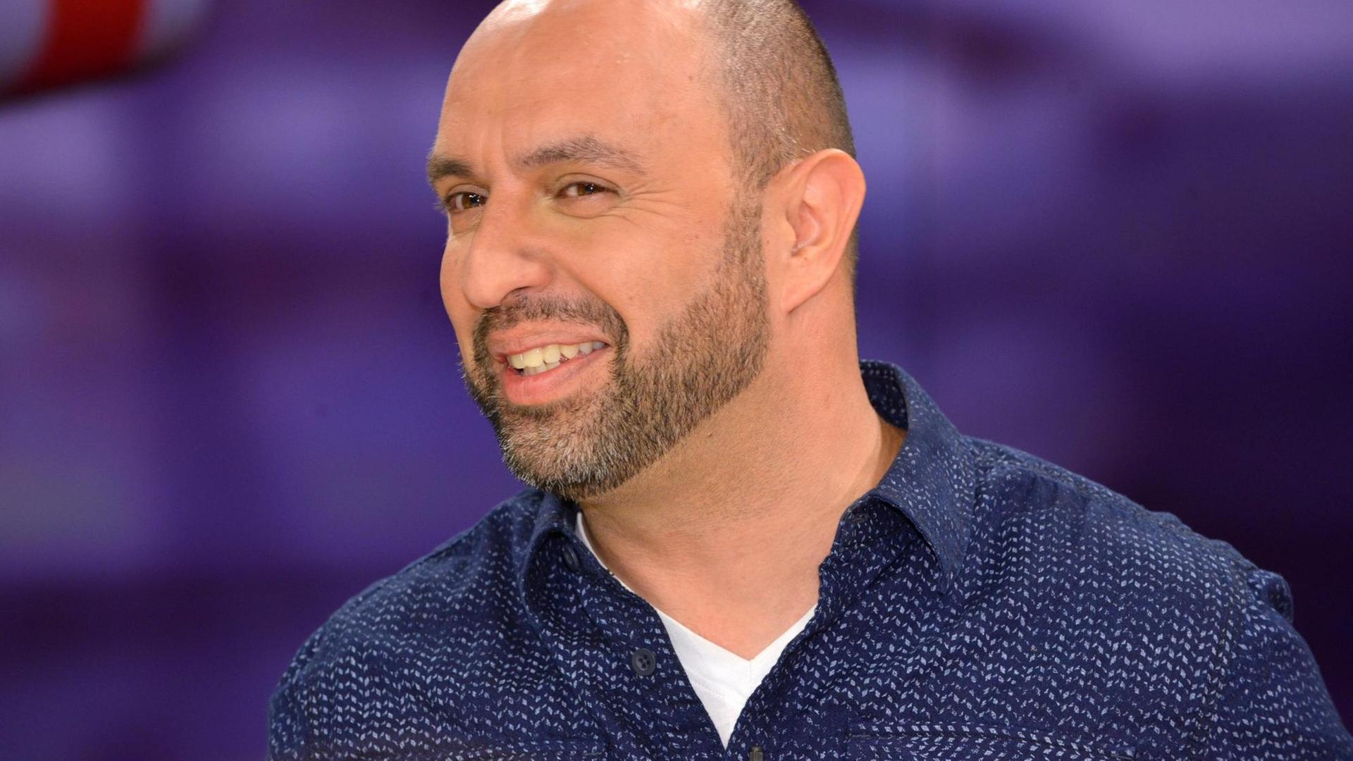Serdar Somuncu, deutscher Kabarettist, Musiker und Schriftsteller mit türkischem Migrationshintergrund. Serdar Somuncu, deutscher Kabarettist, Musiker und Schriftsteller mit türkischem Migrationshintergrund.