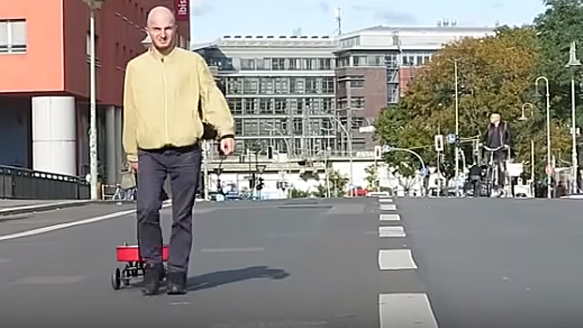 Künstler Simon Weckert unterwegs mit seinem beladenen Bollerwagen durch Berlin. Künstler Simon Weckert unterwegs mit seinem beladenen Bollerwagen durch Berlin.