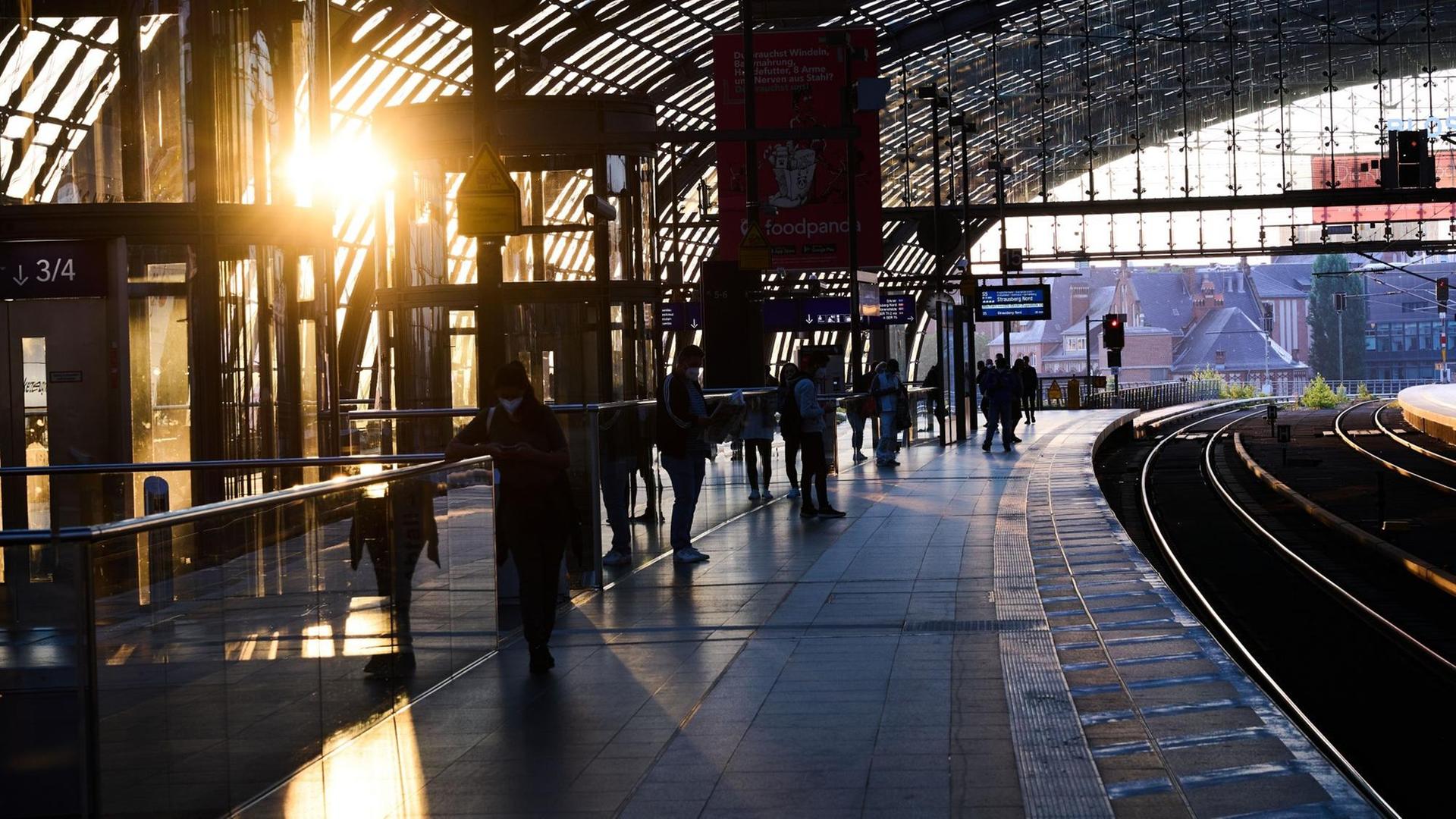 Menschen in Berlin warten auf eine S-Bahn. Menschen in Berlin warten auf eine S-Bahn.