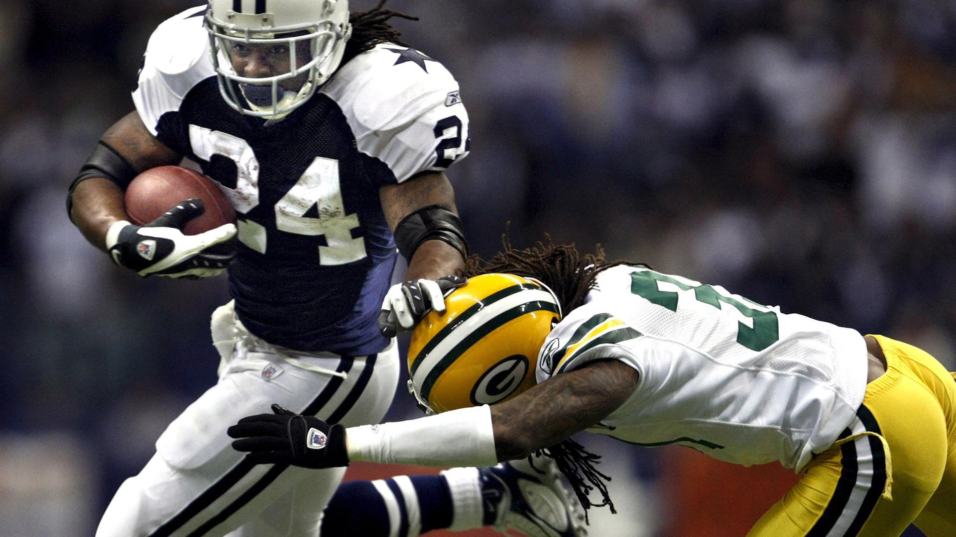 Marion Barber (l.) von Dallas Cowboys und Al Harris (r.) von den Greenbay Packers im Texas Stadium in Irving, aufgenommen 2007 Marion Barber (l.) von Dallas Cowboys und Al Harris (r.) von den Greenbay Packers im Texas Stadium in Irving, aufgenommen 2007