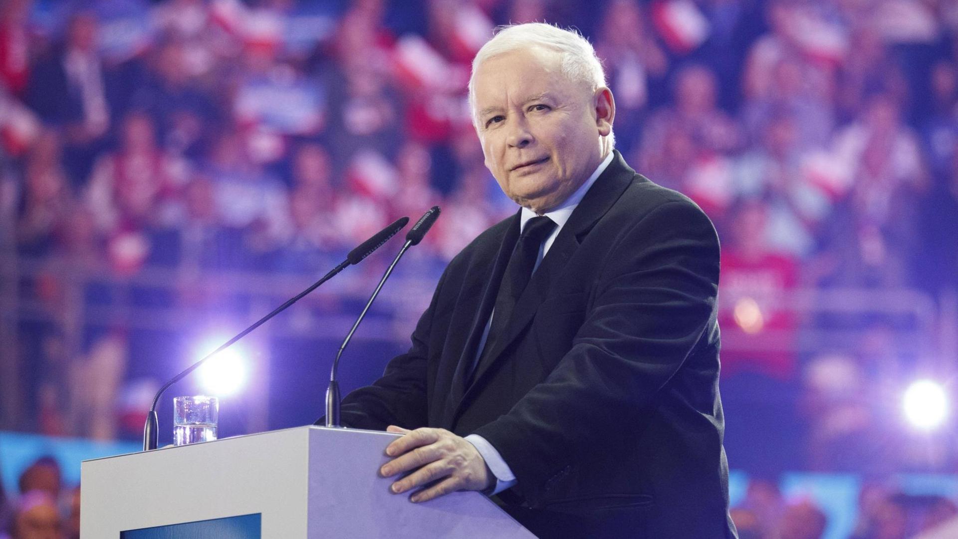 PiS-Parteichef Jaroslaw Kaczynski auf einer Wahlveranstaltung im September 2019. Ein Mann steht an einem Rednerpult. PiS-Parteichef Jaroslaw Kaczynski auf einer Wahlveranstaltung im September 2019. Ein Mann steht an einem Rednerpult.