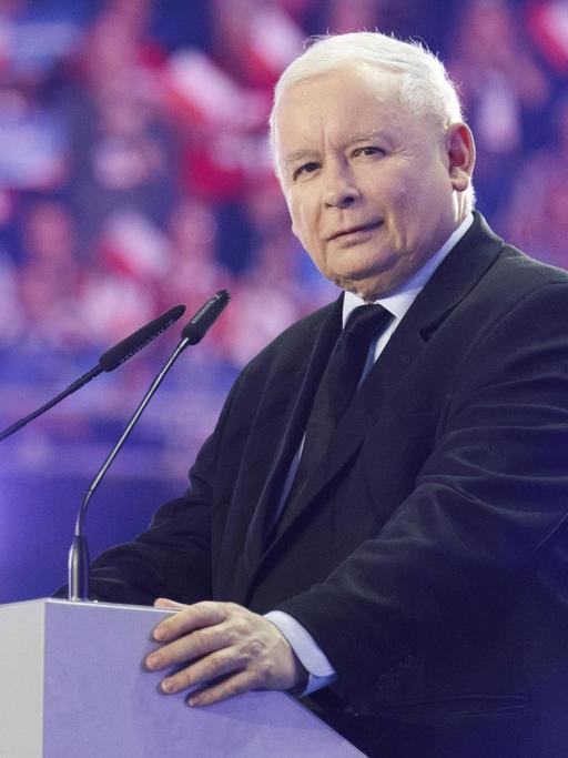 PiS-Parteichef Jaroslaw Kaczynski auf einer Wahlveranstaltung im September 2019. Ein Mann steht an einem Rednerpult.