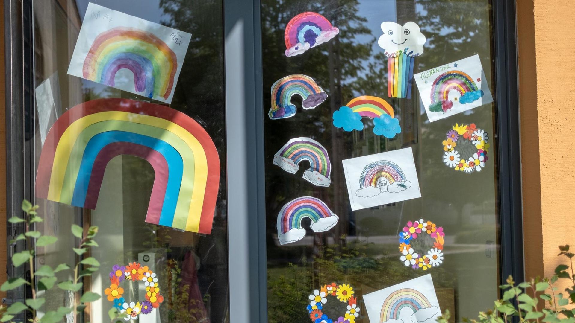 Fenster mit bunten Bilder eines Kindergartens in Rastatt. Fenster mit bunten Bilder eines Kindergartens in Rastatt.