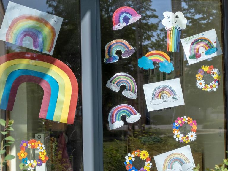 Fenster mit bunten Bilder eines Kindergartens in Rastatt.