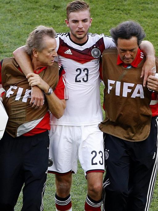 Der deutsche Fußball-Nationalspieler wird während des WM-Finales 2014 gegen Argentinien vom Platz geführt, nachdem er mit einem Gegenspieler zusammengestoßen war.