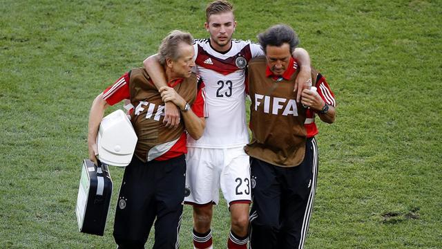 Der deutsche Fußball-Nationalspieler wird während des WM-Finales 2014 gegen Argentinien vom Platz geführt, nachdem er eine Gehirnerschütterung erlitten hatte.