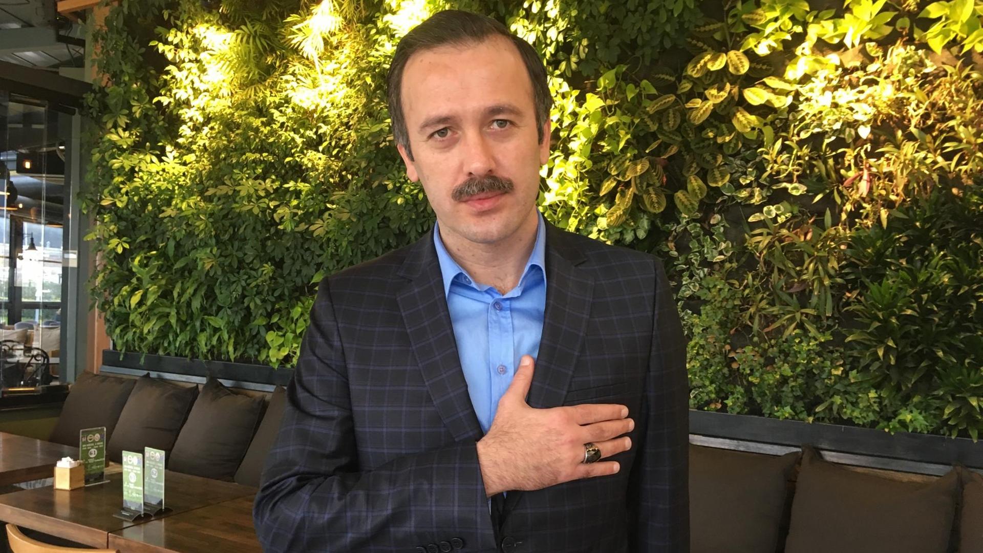 Der türkische Schaupsieler Reha Beyoglu, der in dem Film "Reis" (Der Chef) den heutigen türkischen Staatspräsidenten Erdogan verkörpert, posiert am 02.03.2017 in Istanbul, Türkei. Der türkische Schaupsieler Reha Beyoglu, der in dem Film "Reis" (Der Chef) den heutigen türkischen Staatspräsidenten Erdogan verkörpert, posiert am 02.03.2017 in Istanbul, Türkei.