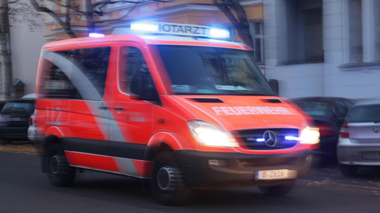Ein Notarztwagen der Feuerwehr fährt in Berlin im Stadtteil Steglitz am 12.11.2016 mit Blaulicht zu einem Brand. Ein Notarztwagen der Feuerwehr fährt in Berlin im Stadtteil Steglitz am 12.11.2016 mit Blaulicht zu einem Brand.