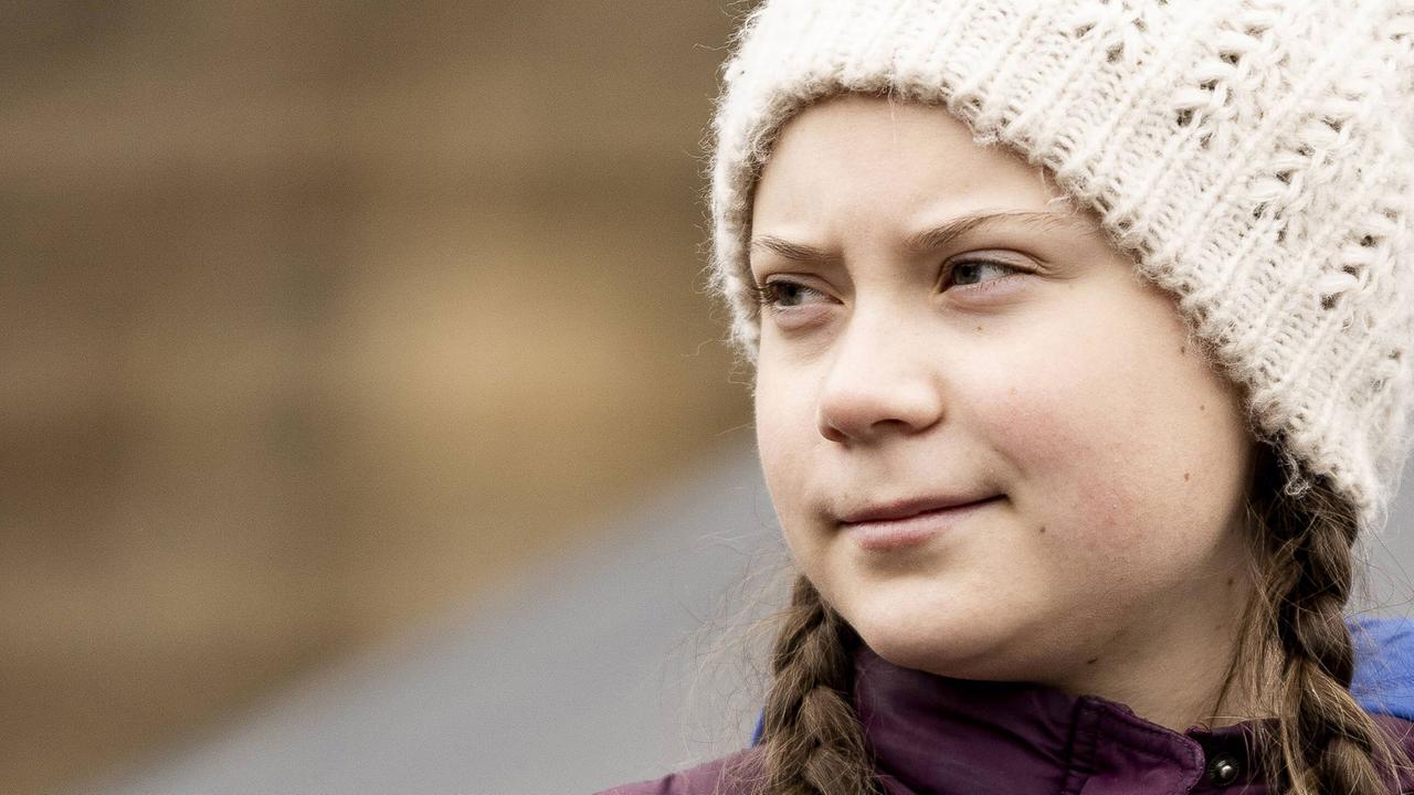 Greta Thunberg im Halbprofil, sie schaut mit ernstem Gescihtsausdruck zur Seite und trägt eine helle Mütze, aus der geflochtene Zöpfe herausschauen Greta Thunberg im Halbprofil, sie schaut mit ernstem Gescihtsausdruck zur Seite und trägt eine helle Mütze, aus der geflochtene Zöpfe herausschauen