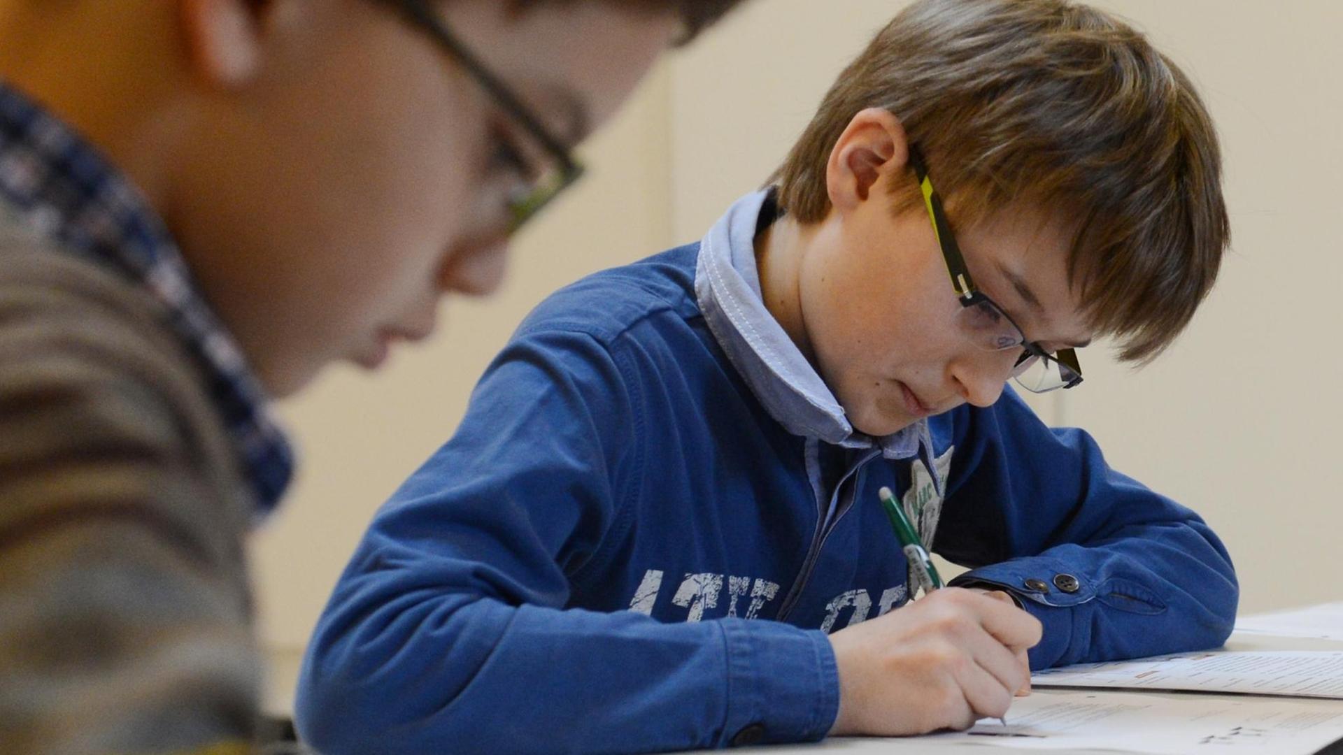 Schüler des Landesgymnasiums für Hochbegabte arbeiten in Schwäbisch Gmünd (Baden-Württemberg) im Schülerzentrum. Das Landesgymnasium für Hochbegabte. Schüler des Landesgymnasiums für Hochbegabte arbeiten in Schwäbisch Gmünd (Baden-Württemberg) im Schülerzentrum. Das Landesgymnasium für Hochbegabte.