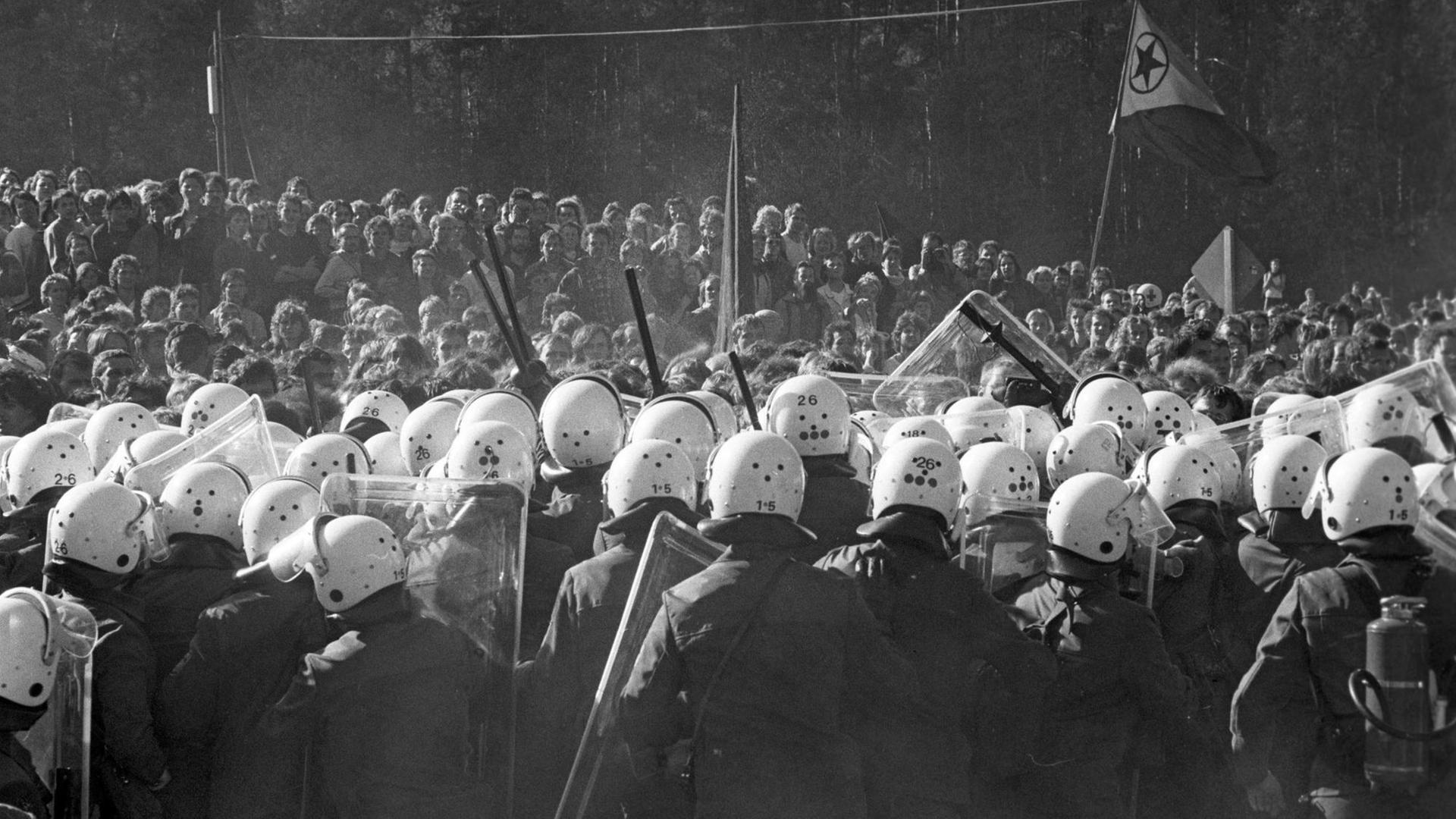 Zu gewalttätigen Auseinandersetzungen kam es am 10.10.1987 am Bauzaun der Wiederaufbereitungsanlage Wackersdorf (WAW), als Demonstranten Polizisten mit Steinen bewarfen. Zu gewalttätigen Auseinandersetzungen kam es am 10.10.1987 am Bauzaun der Wiederaufbereitungsanlage Wackersdorf (WAW), als Demonstranten Polizisten mit Steinen bewarfen.