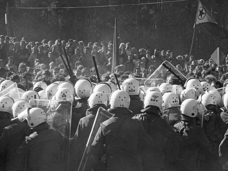 Zu gewalttätigen Auseinandersetzungen kam es am 10.10.1987 am Bauzaun der Wiederaufbereitungsanlage Wackersdorf (WAW), als Demonstranten Polizisten mit Steinen bewarfen.