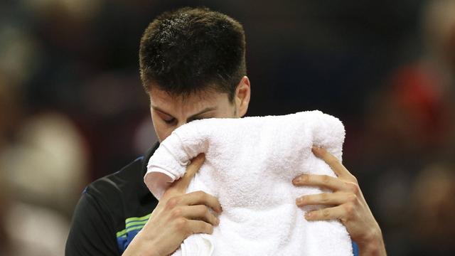Der deutsche Tischtennisspieler Dimitrij Ovtcharov trocknet sein Gesicht mit einem weißen Handtuch ab.